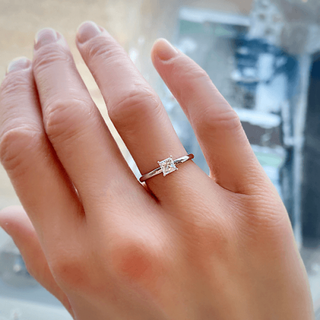 Verlobungsring mit Diamant im Prinzessschliff - Foto 1