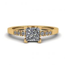 Diamantring im Princess-Schliff mit 3 kleinen seitlichen Diamanten aus Gelbgold