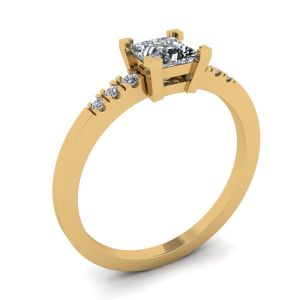 Diamantring im Princess-Schliff mit 3 kleinen seitlichen Diamanten aus Gelbgold - Foto 3