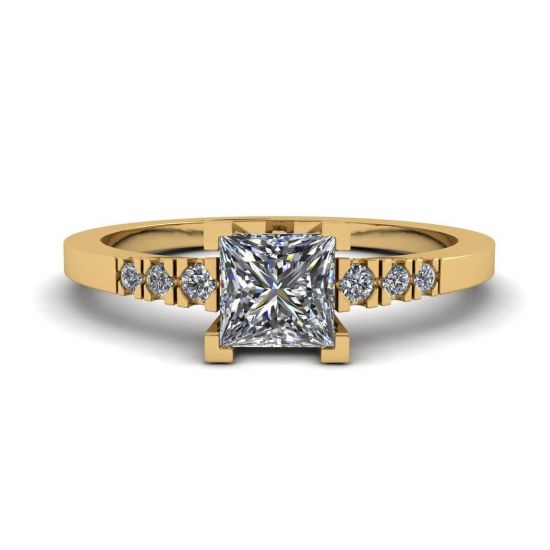 Diamantring im Princess-Schliff mit 3 kleinen seitlichen Diamanten aus Gelbgold, Bild vergrößern 1
