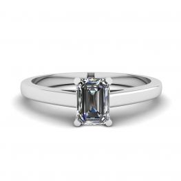 Klassischer Diamant-Solitärring im Smaragdschliff