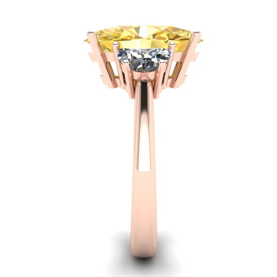 Ovaler gelber Diamant mit seitlichen halbmondförmigen weißen Diamanten in Roségold, More Image 1