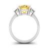 Ring mit ovalem gelbem Diamant und seitlichem Halbmond aus weißen Diamanten aus Weißgold, Bild 2