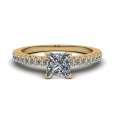 Diamantring im Princess-Schliff in V-Form mit seitlicher Pavé-Fassung aus Gelbgold