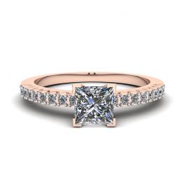 Diamantring im Prinzessschliff in V-Form mit seitlicher Pavé-Fassung in Roségold