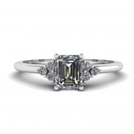 Diamantring im Smaragdschliff mit seitlichen Diamanten