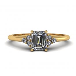 Diamantring im Smaragdschliff mit seitlichen Diamanten aus Gelbgold