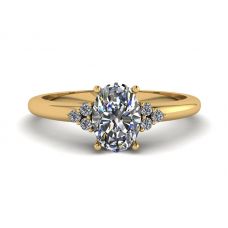 Ovaler Diamant mit 3 seitlichen Diamanten Ring aus Gelbgold