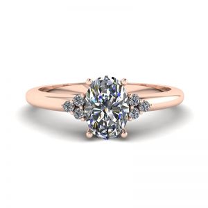 Ring mit ovalem Diamant und drei seitlichen Diamanten aus Roségold