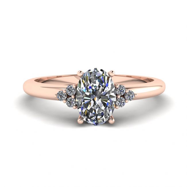 Ring mit ovalem Diamant und drei seitlichen Diamanten aus Roségold