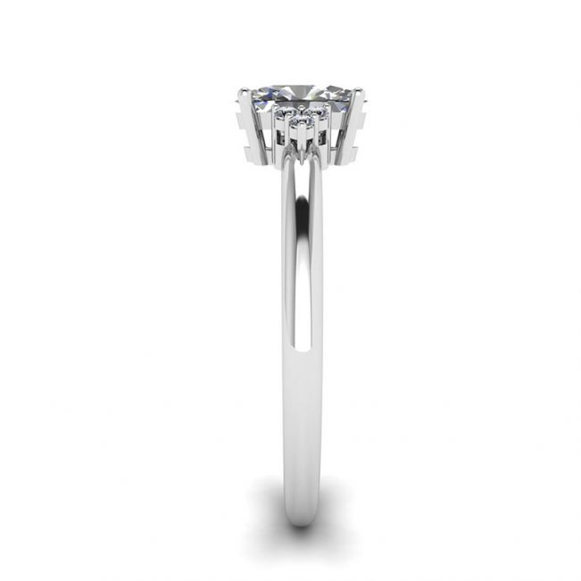 Ovaler Diamantring mit drei seitlichen Diamanten - Foto 2