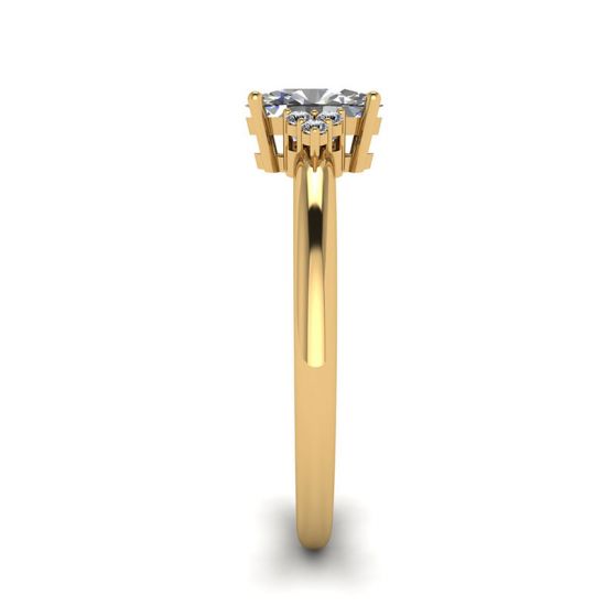 Ovaler Diamant mit 3 seitlichen Diamanten Ring aus Gelbgold, More Image 1