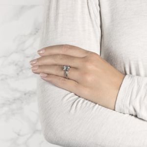 Ring mit Smaragdschliff und seitlichem Baguette-Diamant, Gelbgold - Foto 4