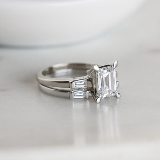 Ring mit Smaragdschliff und seitlichem Baguette-Diamant,  Bild vergrößern 6