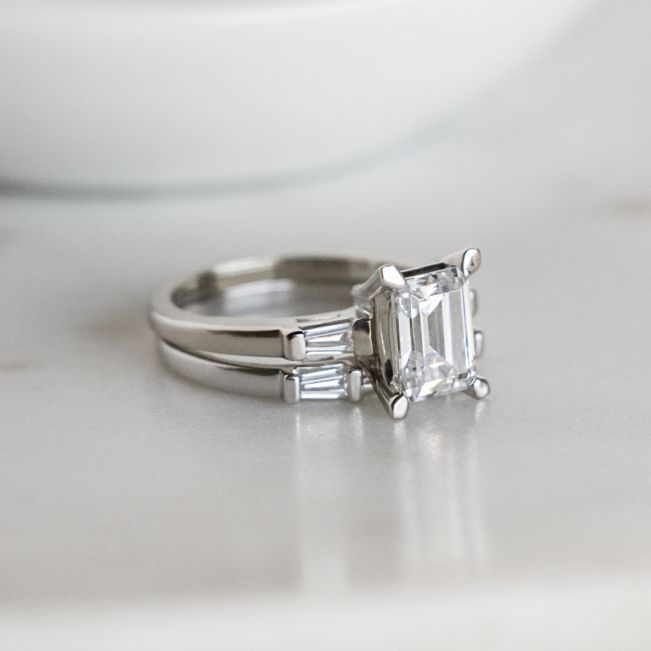 Ring mit Smaragdschliff und seitlichem Baguette-Diamant - Foto 5
