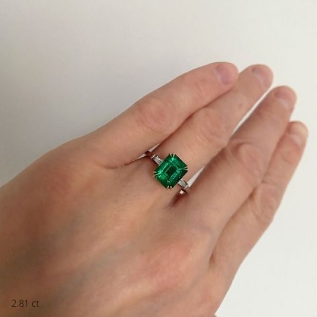 3-Karat-Smaragdring mit seitlichen Diamanten in Baguette-Roségold - Foto 4