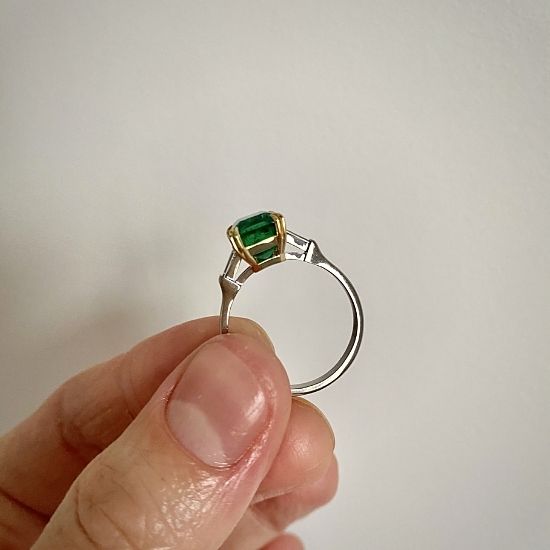 3 Karat Smaragd-Ring mit seitlichen Diamanten im Baguette-Gelbgold,  Bild vergrößern 6