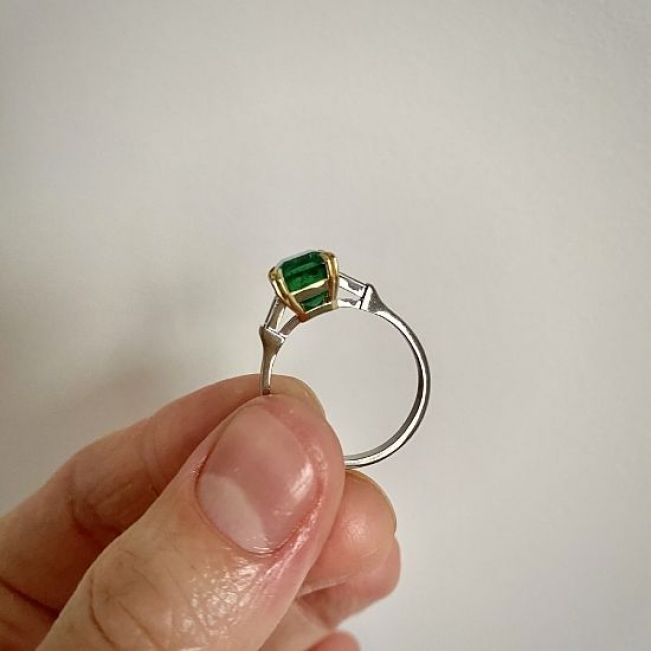3-Karat-Smaragdring mit seitlichen Diamanten in Baguette-Roségold - Foto 5
