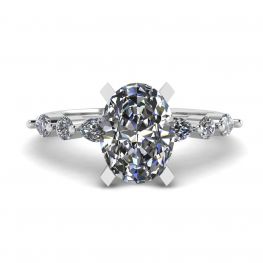 Ovaler Ring mit seitlichem Marquise-Diamant und runden Steinen aus Weißgold
