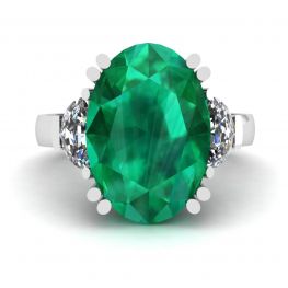 Ring mit ovalem Smaragd und halbmondförmigen Diamanten an der Seite