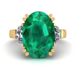 Ovaler Smaragd mit halbmondförmigen Diamanten an der Seite, Ring aus Gelbgold Ovaler Smaragd mit halbmondförmigen Diamanten an der Seite, Ring aus Gelbgold