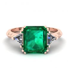3 Karat Smaragdring mit dreieckigen seitlichen Diamanten in Roségold
