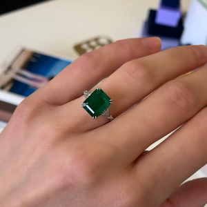 Ring mit 3,31 Karat Smaragd und seitlichen Billionendiamanten - Foto 7