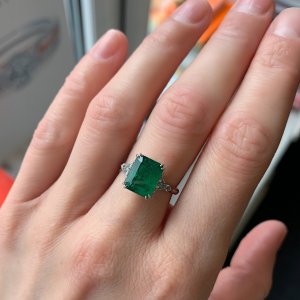 Ring mit 3,31 Karat Smaragd und seitlichen Billionendiamanten - Foto 8