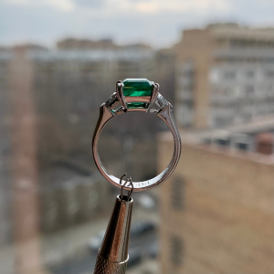 Ring mit 3,31 Karat Smaragd und seitlichen Billionendiamanten - Foto 11
