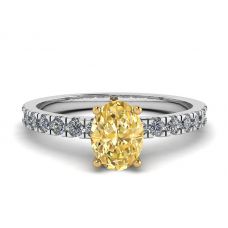 Ovaler gelber Diamant mit seitlichem Pavé-Ring