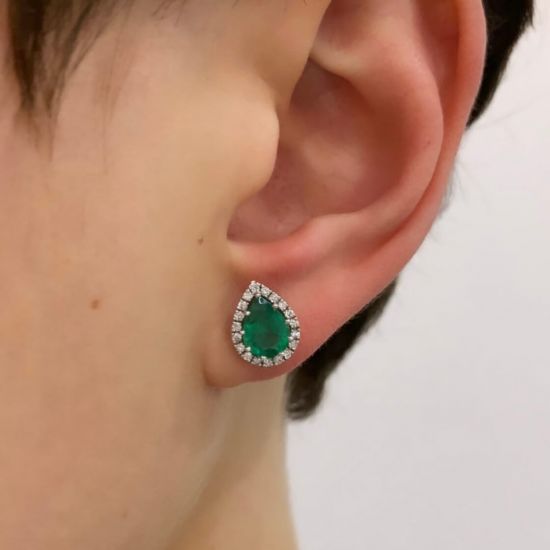 Birnenförmiger Smaragd mit Diamant-Halo-Ohrringen aus Gelbgold,  Bild vergrößern 4