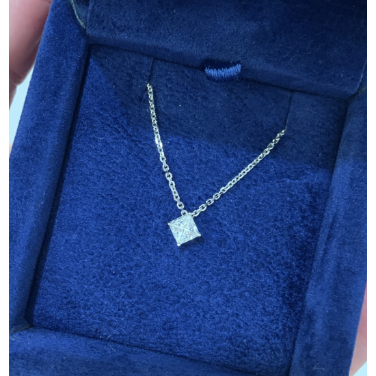 Diamant-Solitär-Halskette im Rhombus-Prinzessin-Schliff aus Weißgold,  Bild vergrößern 3