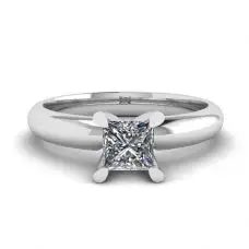 Klassischer Fassungsring im V-Stil mit quadratischem Diamant