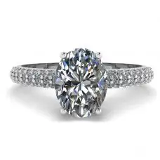 Ovaler Diamantring mit dreireihigem Diamant-Pavé-Band
