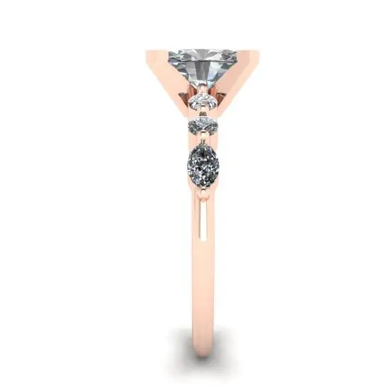 Ovaler Ring mit seitlichem Marquise-Diamant und runden Steinen aus Roségold,  Bild vergrößern 3