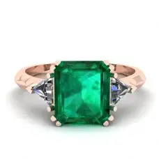 3 Karat Smaragdring mit dreieckigen seitlichen Diamanten in Roségold