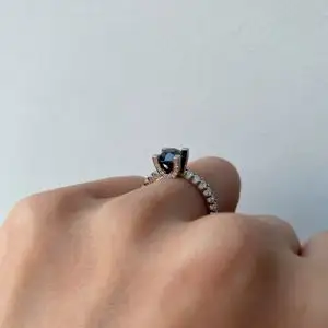 Runder schwarzer Diamantring mit seitlicher und versteckter Pavé-Fassung - Foto 7