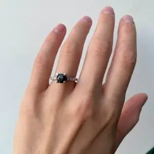 Runder schwarzer Diamantring mit seitlicher und versteckter Pavé-Fassung - Foto 5