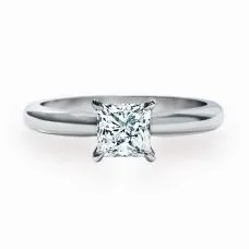 Klassischer Diamant-Verlobungsring im Princess-Schliff