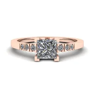Diamantring im Princess-Schliff mit 3 kleinen seitlichen Diamanten in Roségold