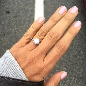 Ring aus 18-karätigem Weißgold mit rundem Diamanten im Heiligenschein - Foto 4