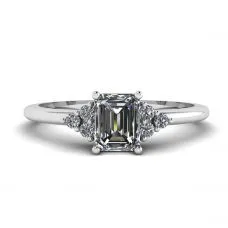 Diamantring im Smaragdschliff mit seitlichen Diamanten