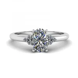 Ovaler Diamantring mit drei seitlichen Diamanten
