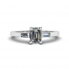 Ring mit Smaragdschliff und seitlichem Baguette-Diamant
