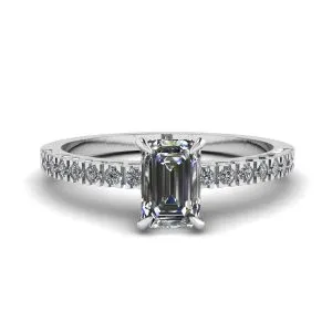 Diamantring im Smaragdschliff mit Pavé-Fassung