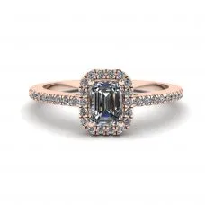 Diamantring im Smaragdschliff mit Halo-Roségold