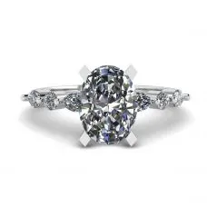 Ovaler Ring mit seitlichem Marquise-Diamant und runden Steinen aus Weißgold