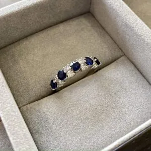 Zeitgenössischer Girlandenring mit Saphiren und Diamanten - Foto 4