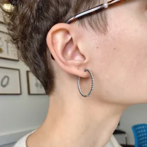 Dünne Creolen mit Diamanten - Foto 3