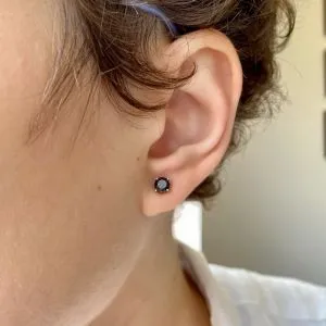 5 mm schwarze Diamant-Ohrstecker mit abnehmbaren Halo-Jacken aus Gelbgold - Foto 5
